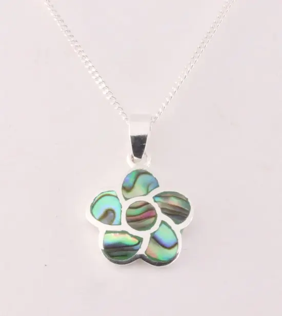 Fijne bloemvormige zilveren hanger met abalone schelp aan ketting