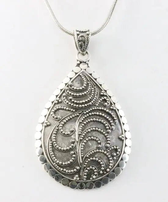Grote druppelvormige zilveren hanger met filigrein bewerking aan ketting