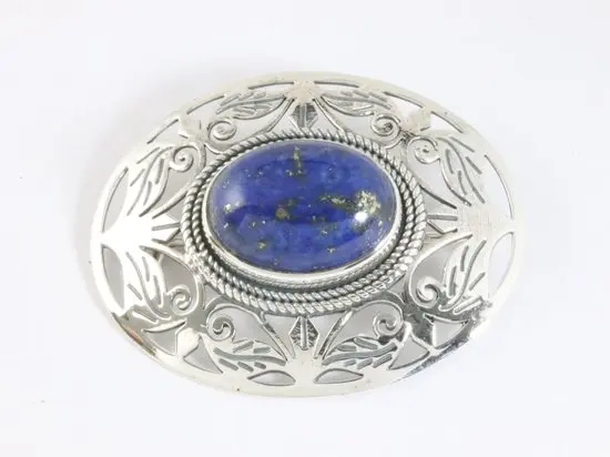 Grote opengewerkte zilveren broche met lapis lazuli