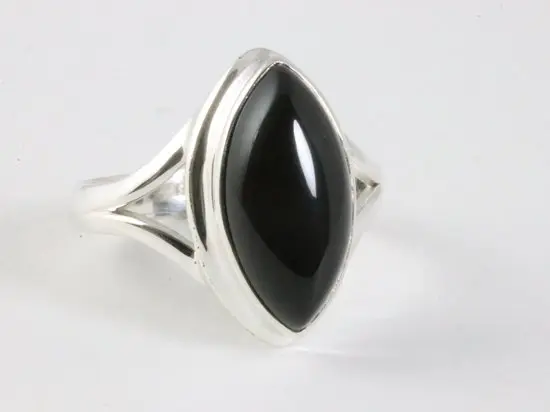 Hoogglans zilveren ring met onyx