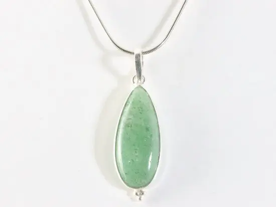 Lange druppelvormige zilveren hanger met groene aventurijn aan ketting
