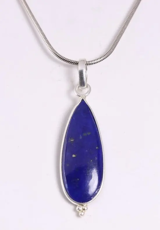 Lange druppelvormige zilveren hanger met lapis lazuli aan ketting
