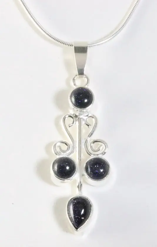Langwerpige zilveren hanger met blauwe zonnesteen aan ketting