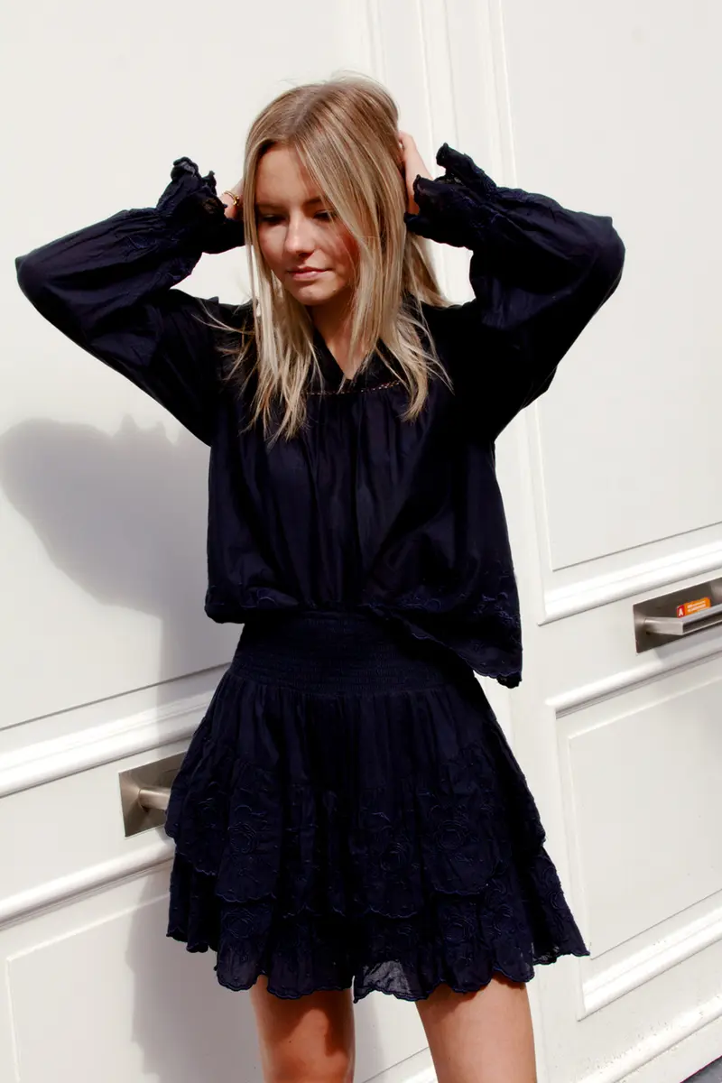 Line Broderie Rok | Neo Noir