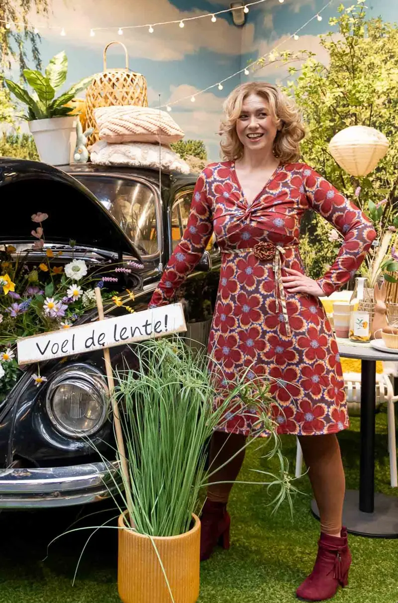 Natasja jurk- vrolijke retro bloemen rood