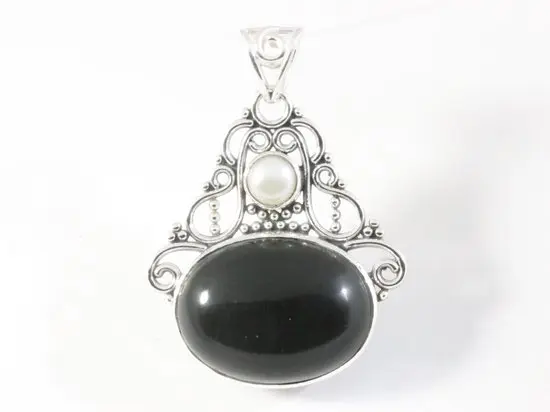 Opengewerkte zilveren hanger met onyx en parel