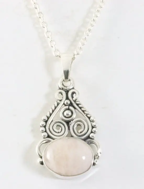 Opengewerkte zilveren hanger met roze aragoniet aan ketting