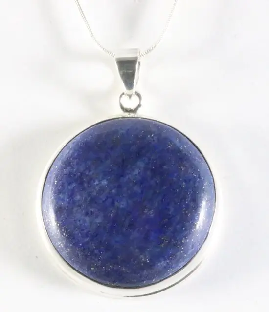 Ronde hoogglans zilveren hanger met lapis lazuli aan ketting