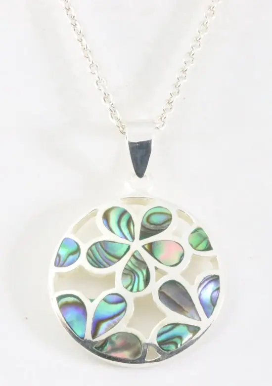 Ronde opengewerkte zilveren hanger met abalone schelp aan ketting