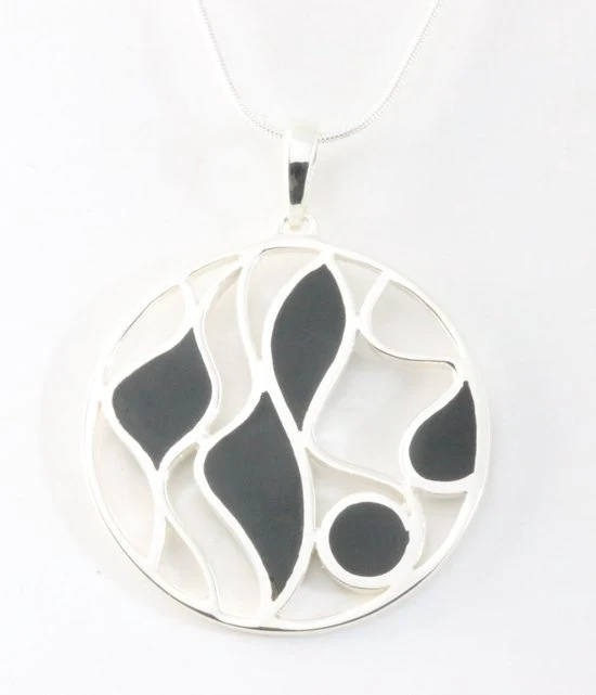 Ronde opengewerkte zilveren hanger met onyx aan ketting