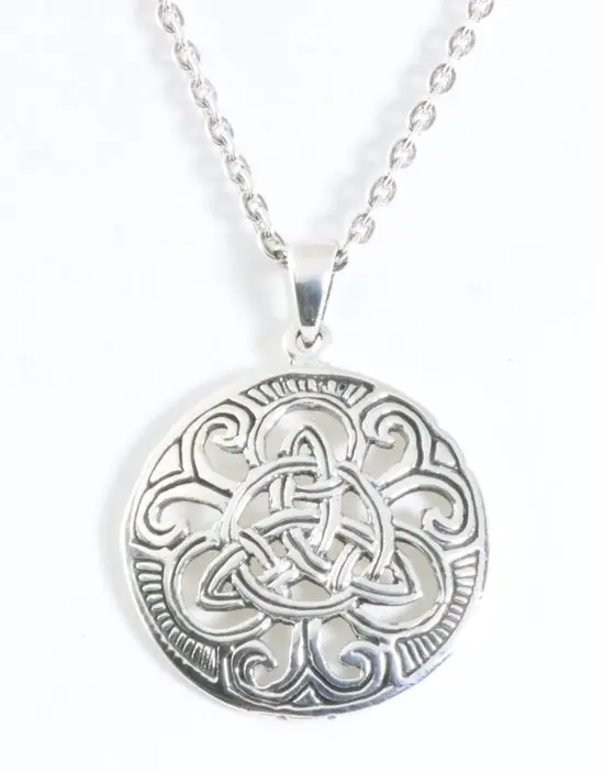 Ronde zilveren hanger met oneindige knoop aan ketting