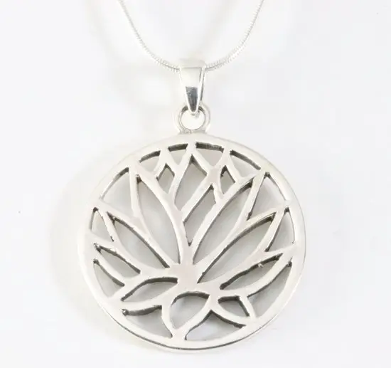 Ronde zilveren lotus bloem hanger aan ketting