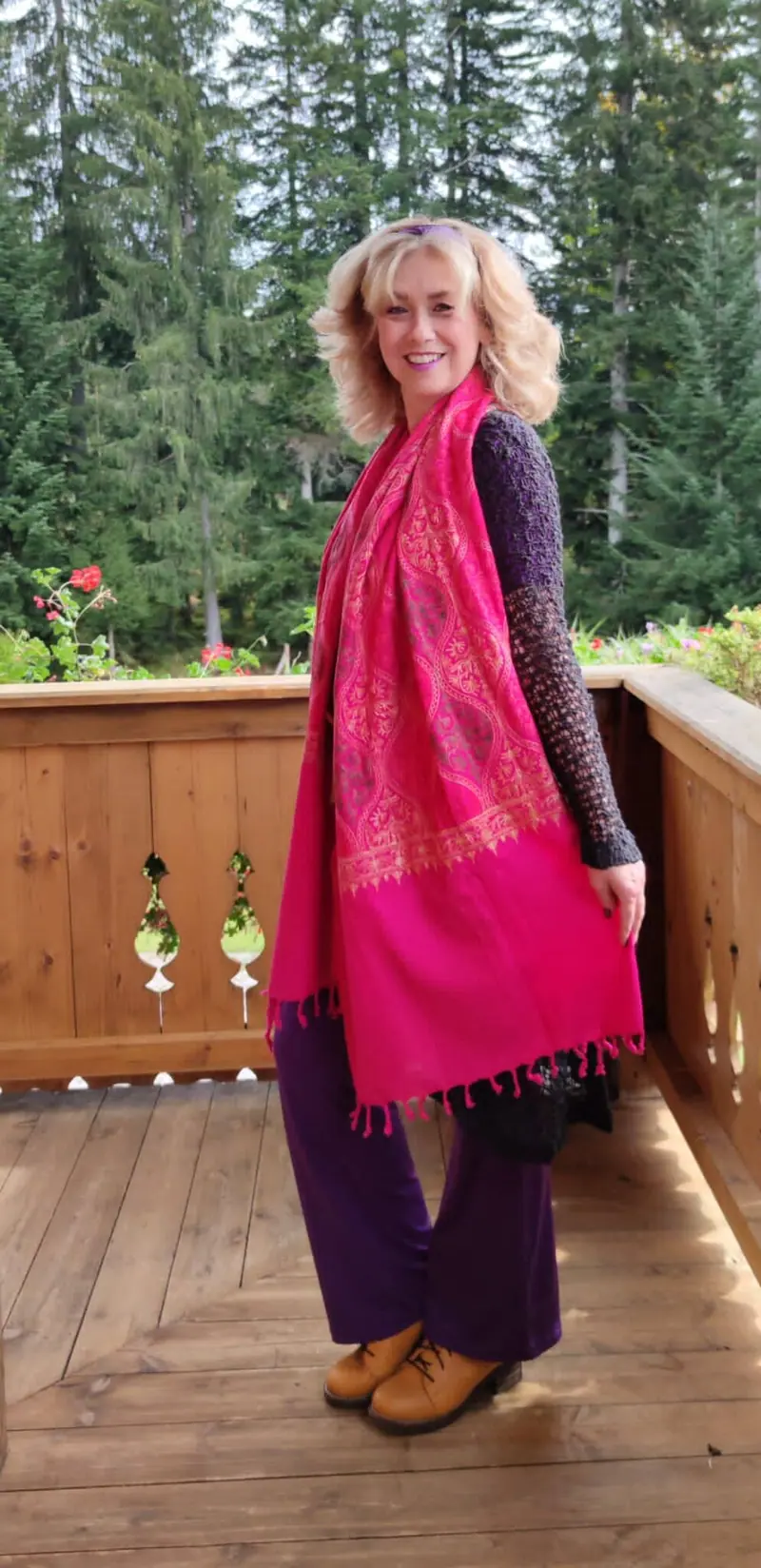 Shanila sjaal- handgemaakt en geborduurd - bright pink emb