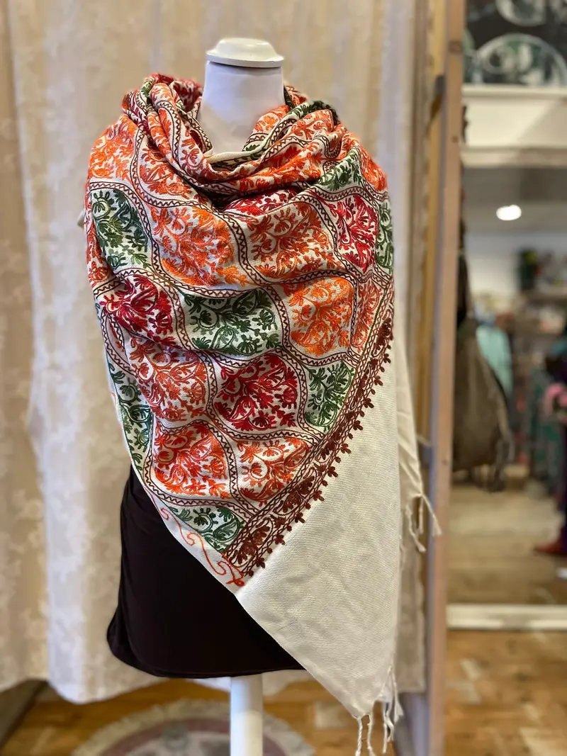 Shanila sjaal- handgemaakt en geborduurd - white embroidery