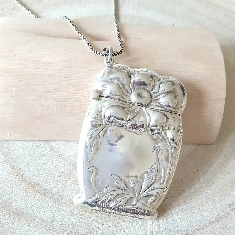 Tondeldoos bloem zilver, medaillon zilver