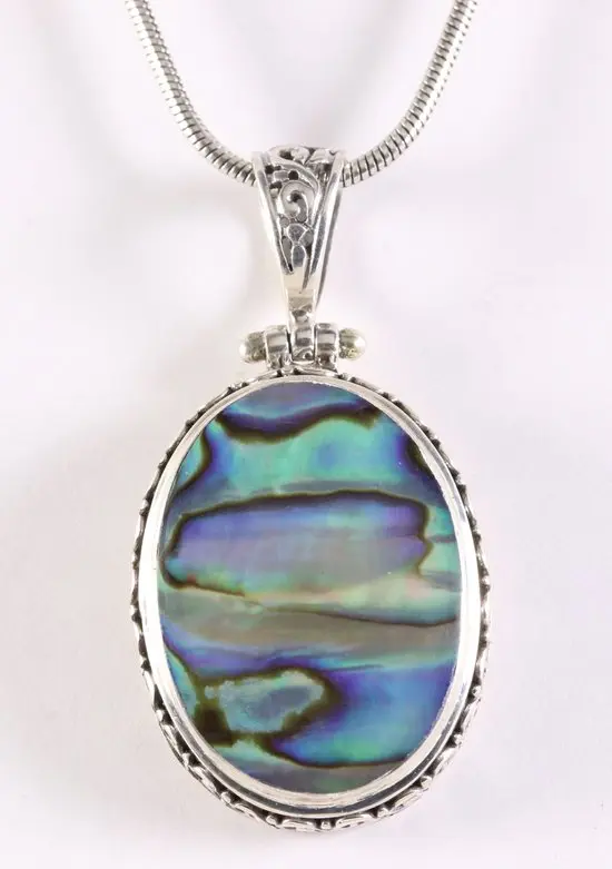 Traditionele bewerkte zilveren hanger met abalone schelp aan snake ketting