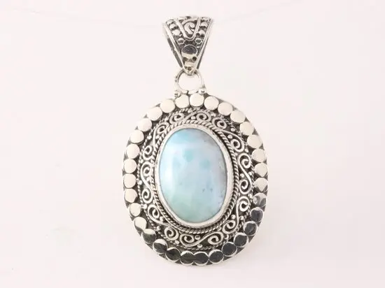 Traditionele bewerkte zilveren hanger met larimar