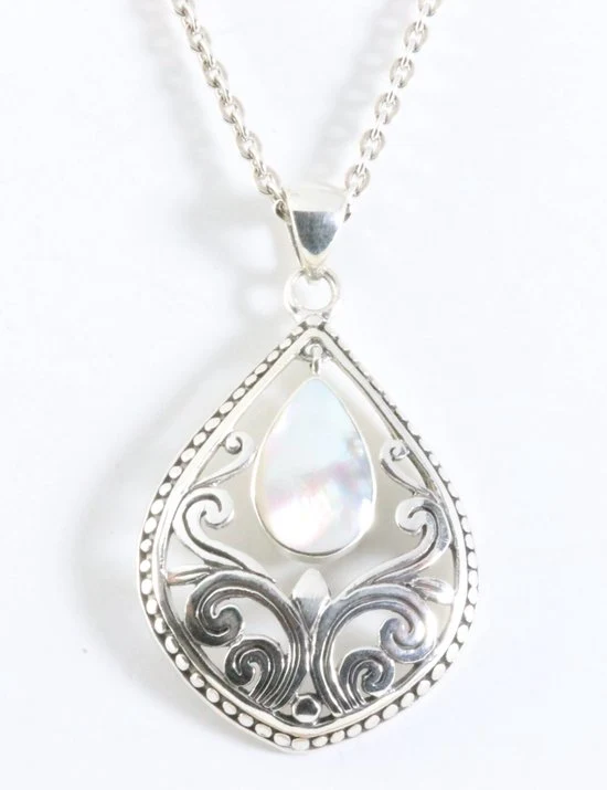 Traditionele bewerkte zilveren hanger met parelmoer aan ketting