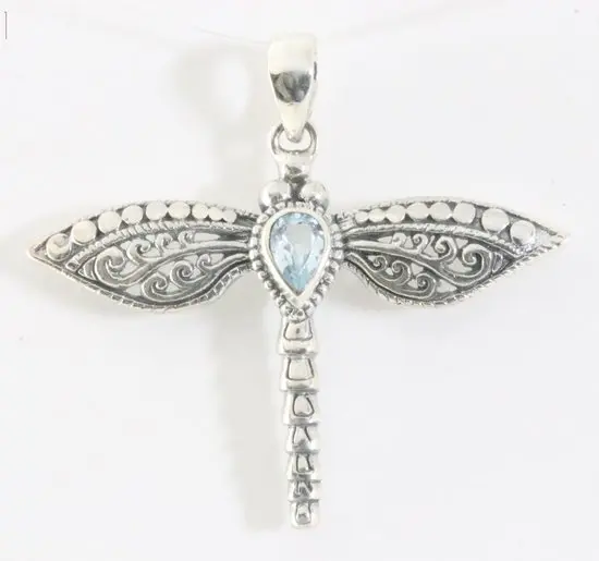 Traditionele bewerkte zilveren libelle hanger met blauwe topaas