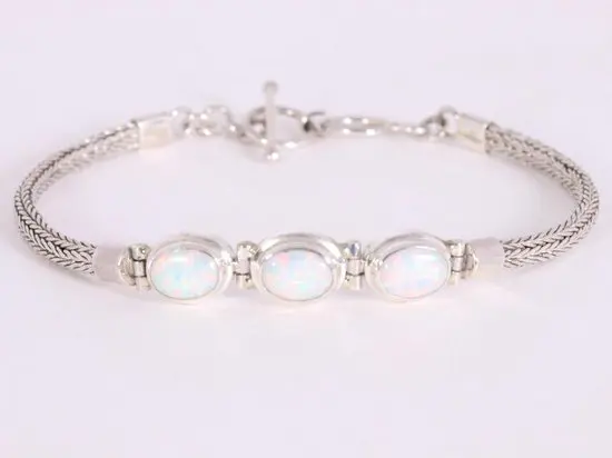 Traditionele zilveren snake armband met welo opaal