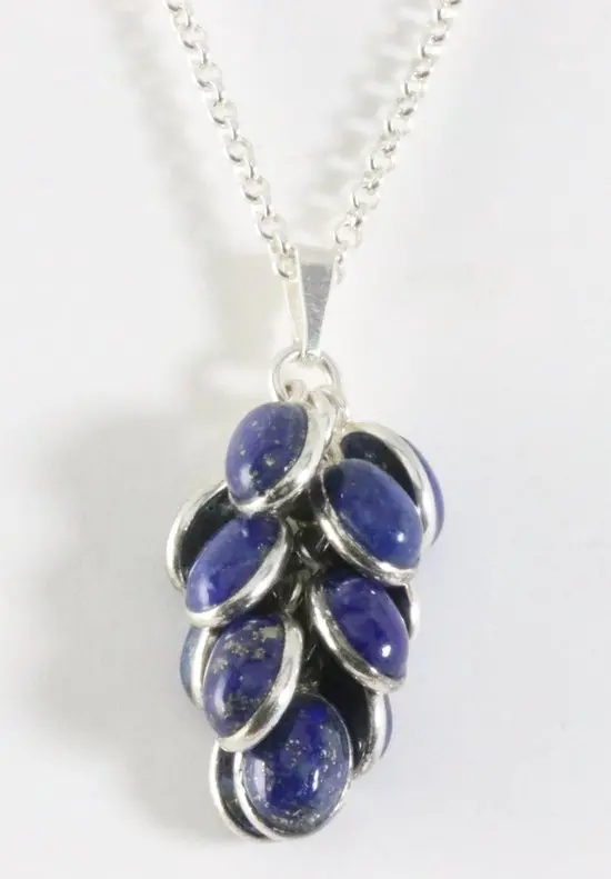 Trosvormige zilveren hanger met blauwe saffier aan jasseron ketting