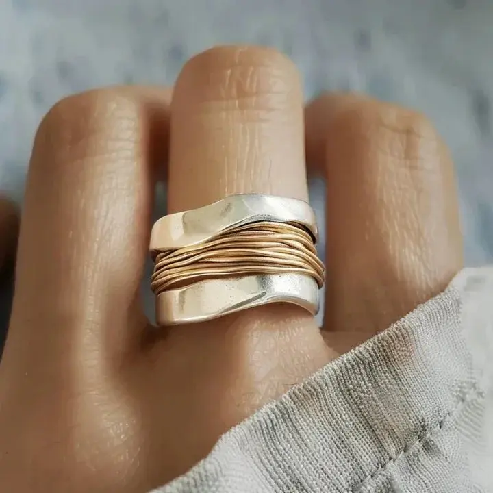 Tweekleurige metalen ring met wire-wrap detail