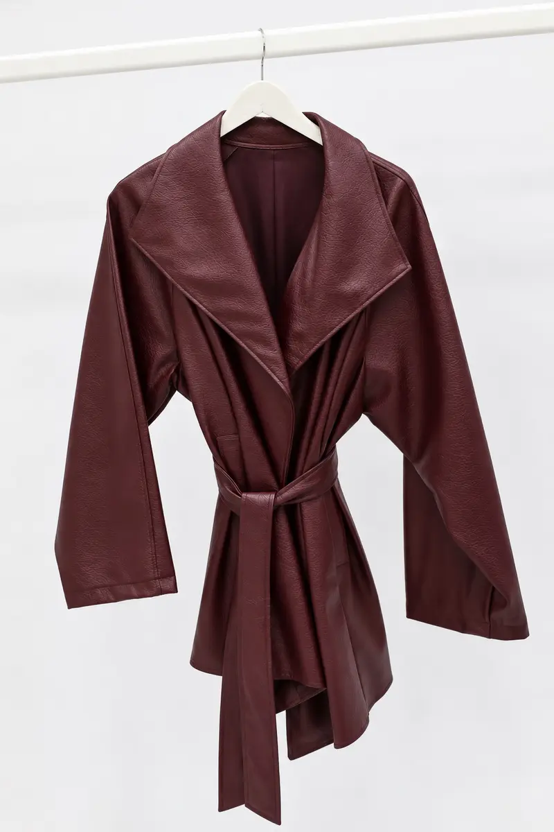 Veste en cuir bordeaux ceinturée