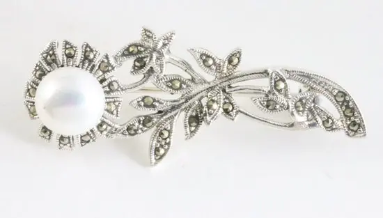 Zilveren bloem broche met marcasiet en witte parel