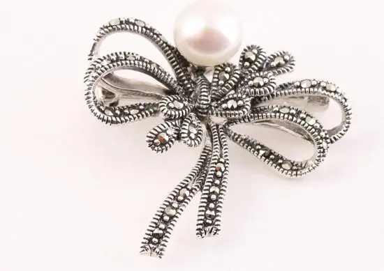 Zilveren broche met marcasiet en zoetwater parel