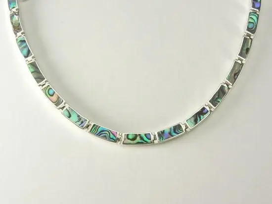 Zilveren collier met abalone schelp