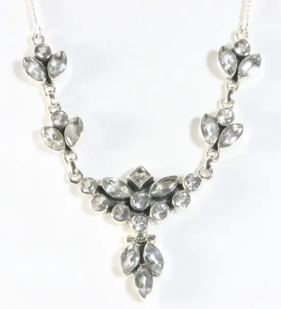 Zilveren collier met bergkristal stenen