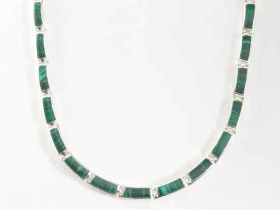 Zilveren collier met malachiet