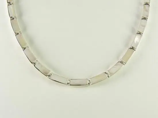 Zilveren collier met parelmoer