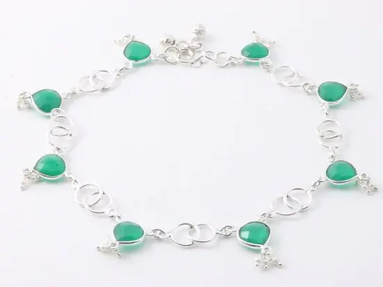 Zilveren enkelband met groene onyx en fijne parels