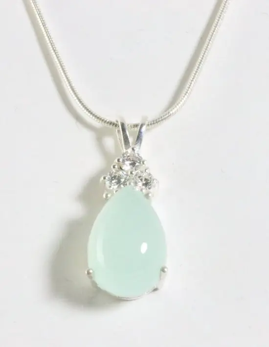 Zilveren hanger met aqua chalcedoon en witte topaas aan ketting