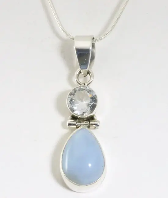 Zilveren hanger met blauwe opaal en bergkristal aan ketting