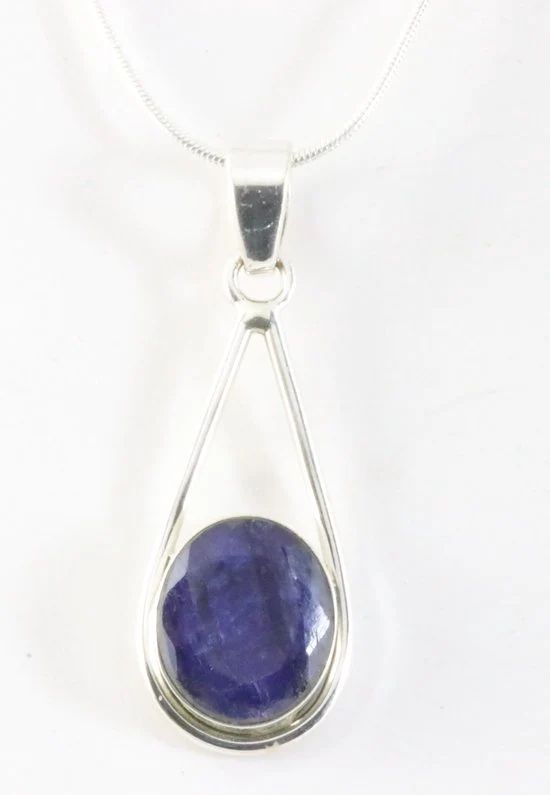 Zilveren hanger met blauwe saffier aan ketting