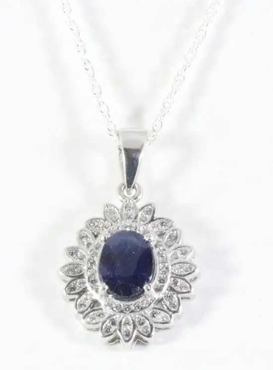Zilveren hanger met blauwe saffier en witte topaas aan ketting