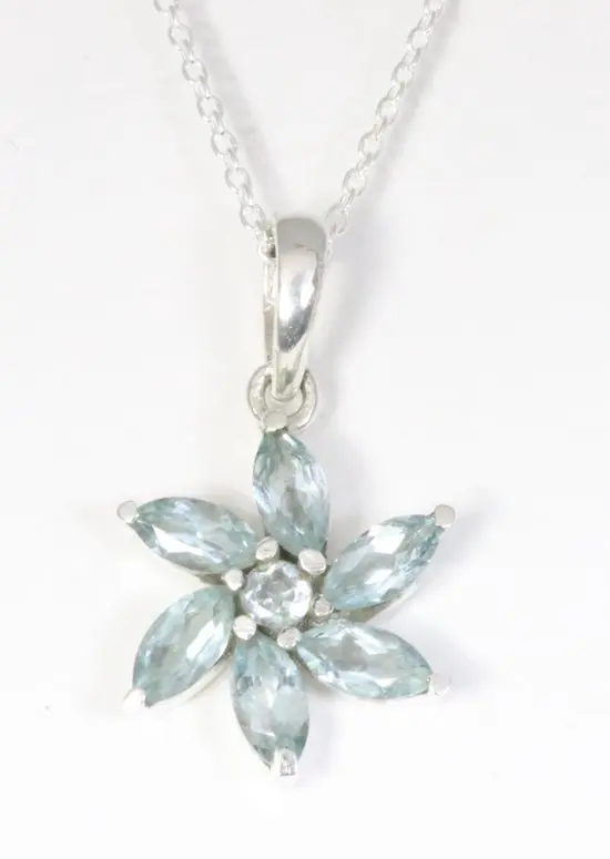 Zilveren hanger met blauwe topaas aan ketting