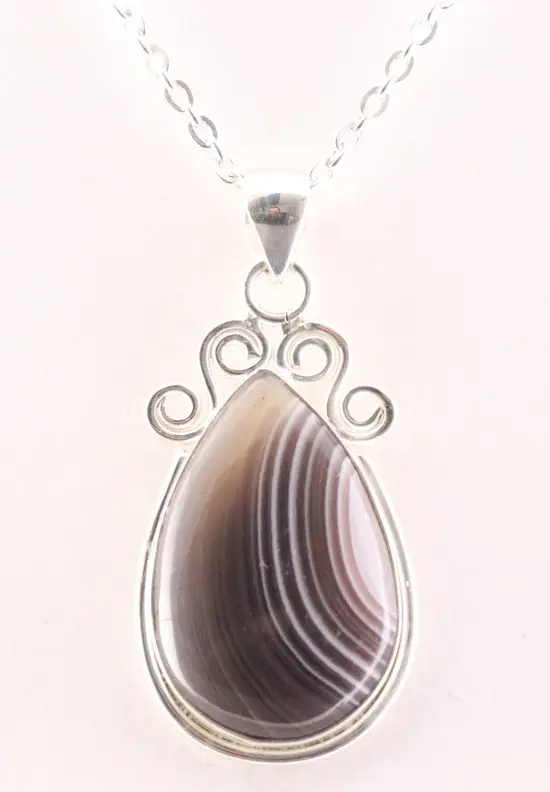 Zilveren hanger met Botswana agaat aan ketting