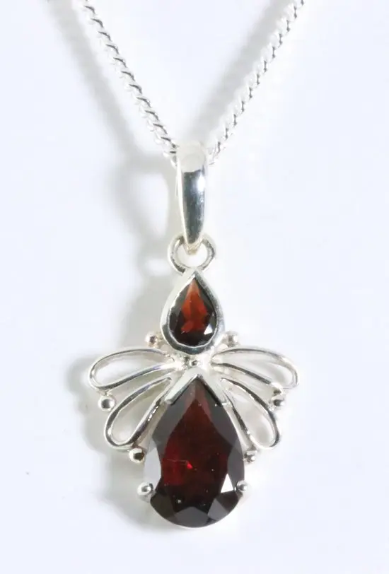 Zilveren hanger met granaat aan ketting