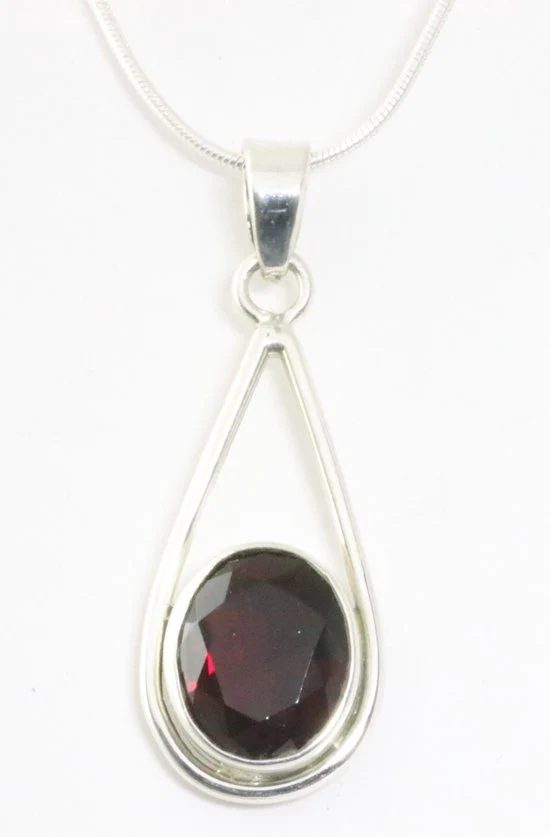 Zilveren hanger met granaat aan ketting