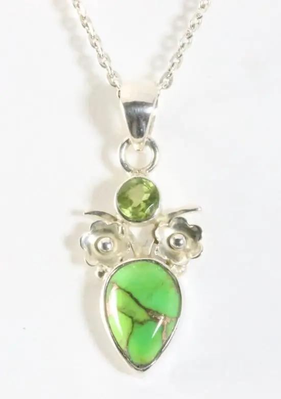 Zilveren hanger met groene koperturkoois en peridoot aan ketting
