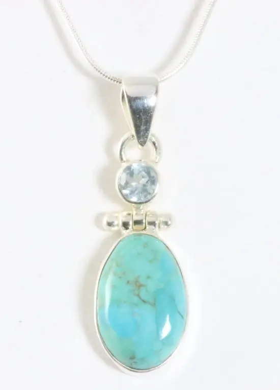 Zilveren hanger met groene Mohave turkoois en blauwe topaas aan ketting