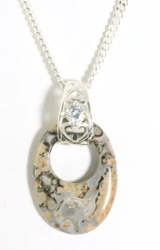 Zilveren hanger met jaspis en bergkristal aan ketting