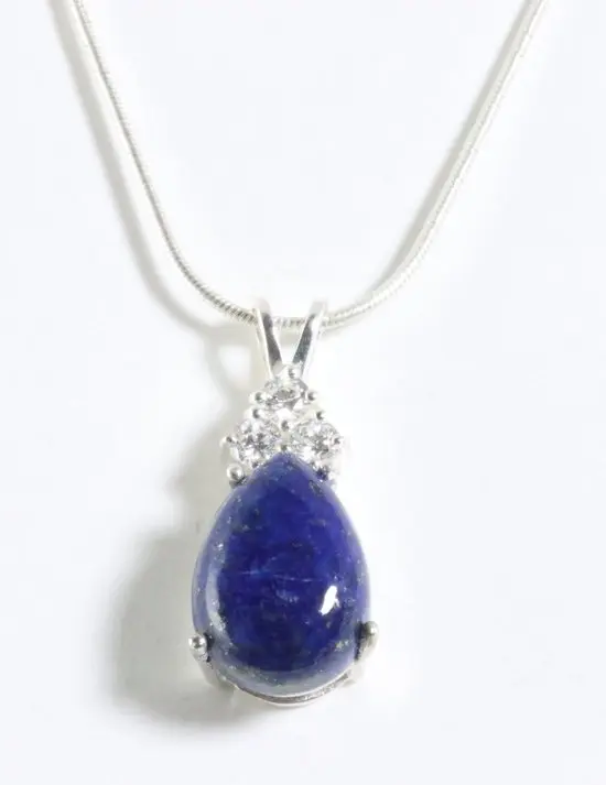 Zilveren hanger met lapis lazuli en witte topaas aan ketting