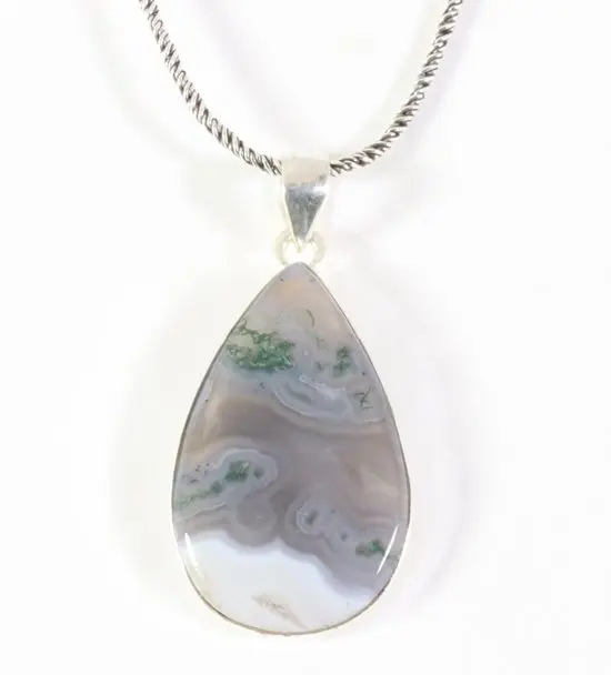 Zilveren hanger met mosagaat aan ketting