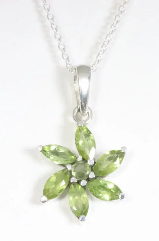 Zilveren hanger met peridoot aan ketting