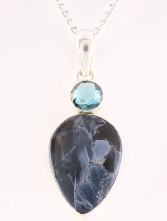 Zilveren hanger met pietersiet en blauwe topaas aan ketting
