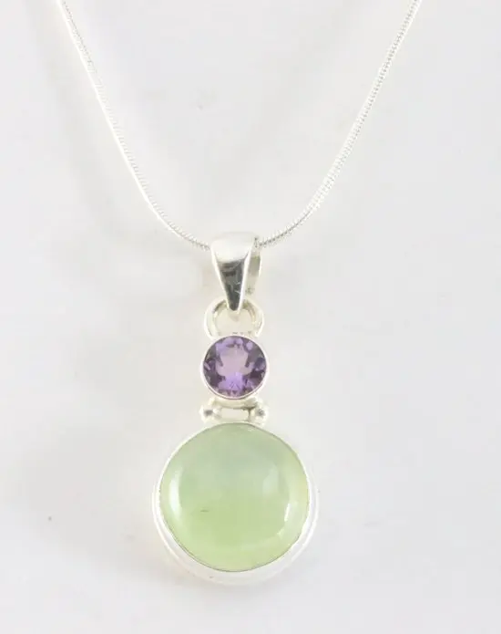Zilveren hanger met prehniet en amethist aan ketting